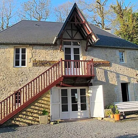 Le Chateau D'asnieres En Bessin