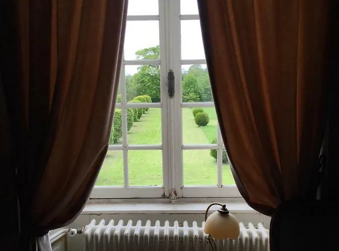 Le Chateau D'asnieres En Bessin Bed & Breakfast 3*